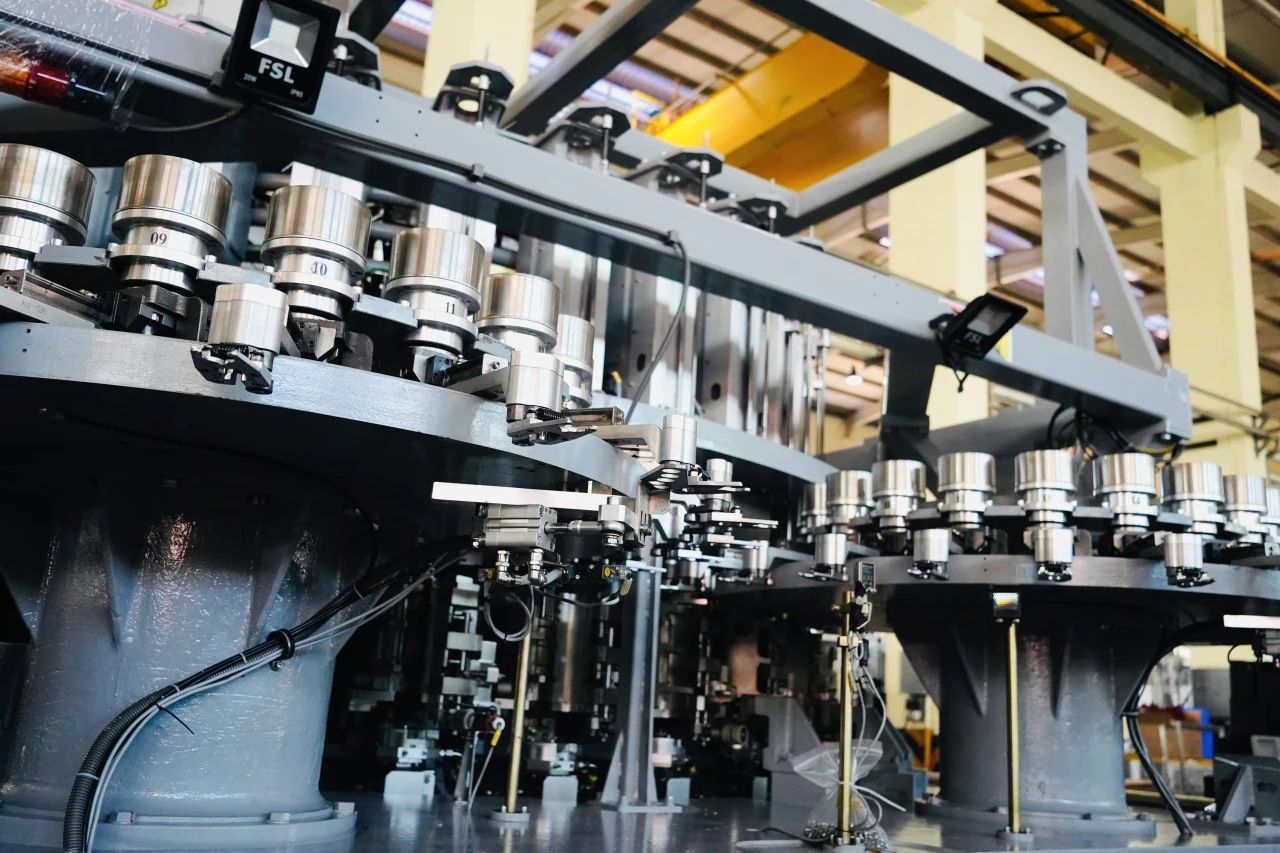 里程碑時刻！達意隆引領(lǐng)亞洲首臺自制72000BPH高速吹貼灌旋